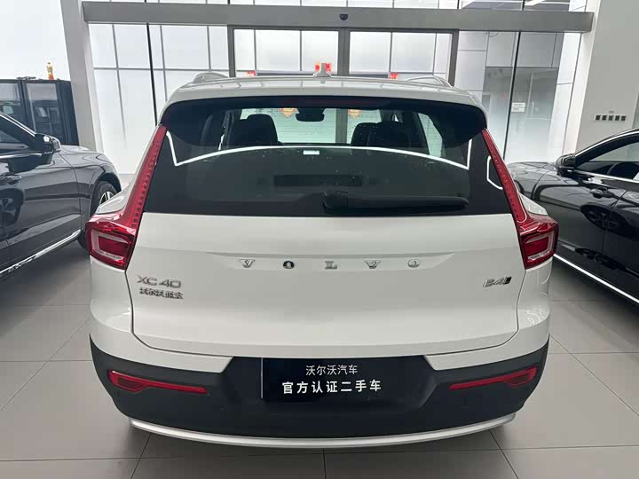 Фото 9 - Volvo XC40