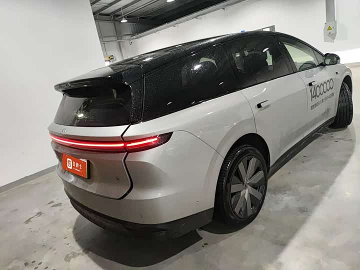 Фото 2 - LiXiang i8