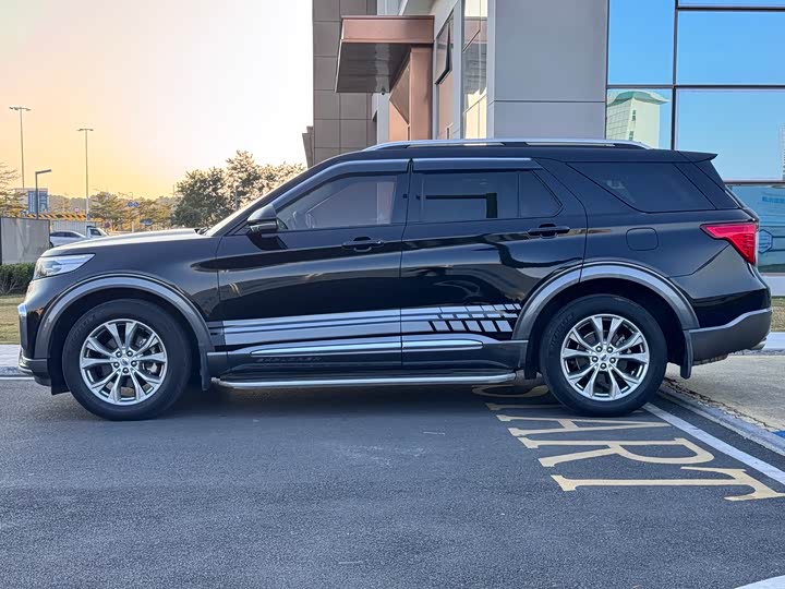 Photo 4 - Ford Explorer