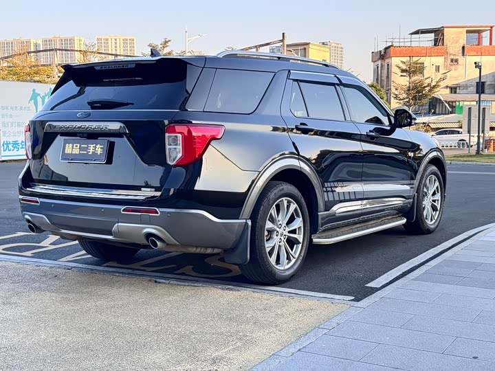 Photo 5 - Ford Explorer