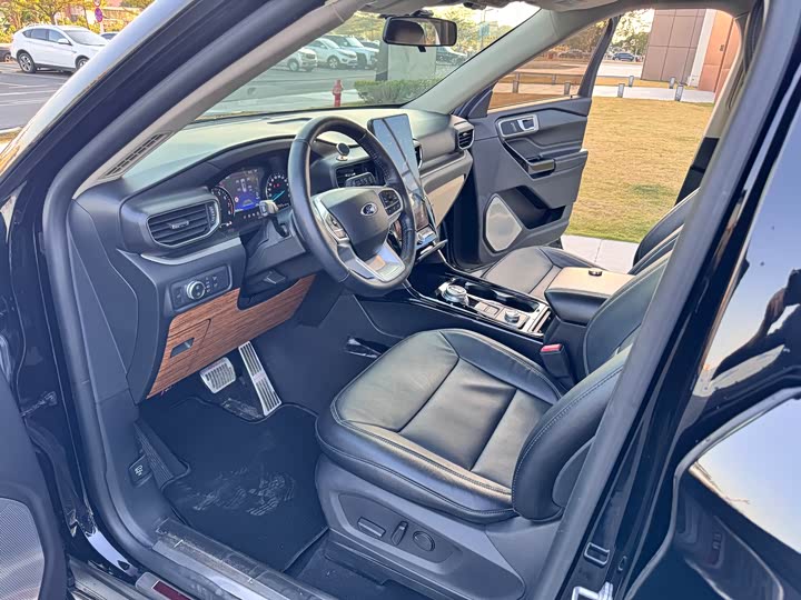 Photo 8 - Ford Explorer