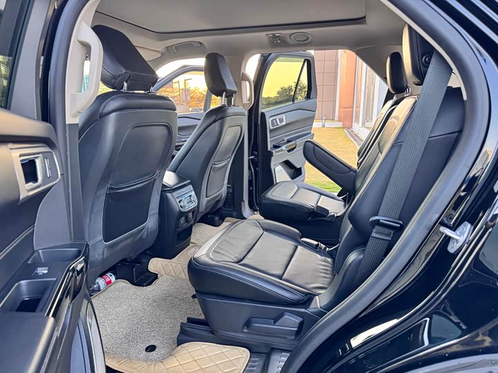 Photo 9 - Ford Explorer