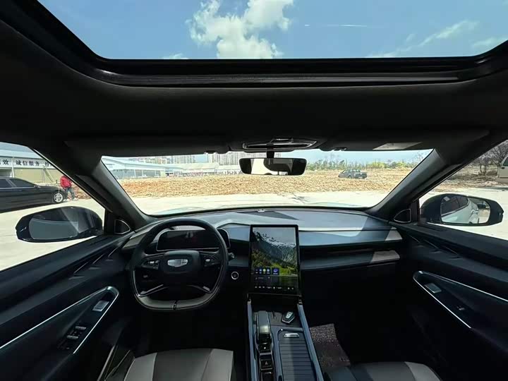 Photo 5 - Geely Atlas