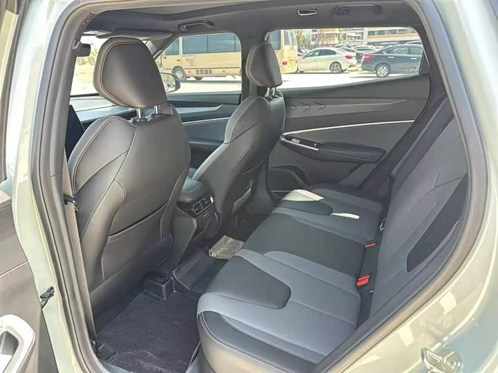 Photo 6 - Geely Atlas