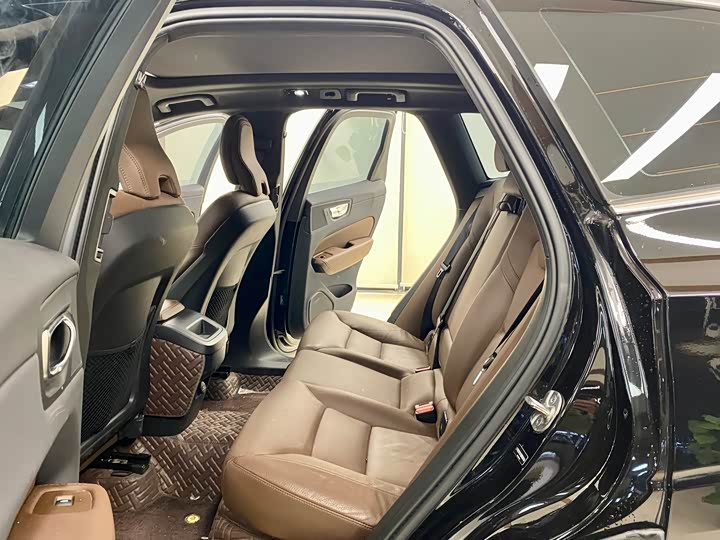 Фото 8 - Volvo XC60