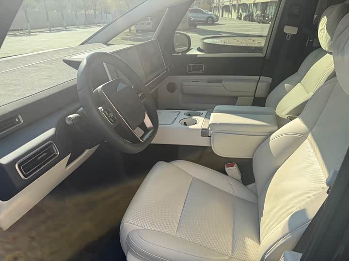 Фото 6 - LiXiang Mega