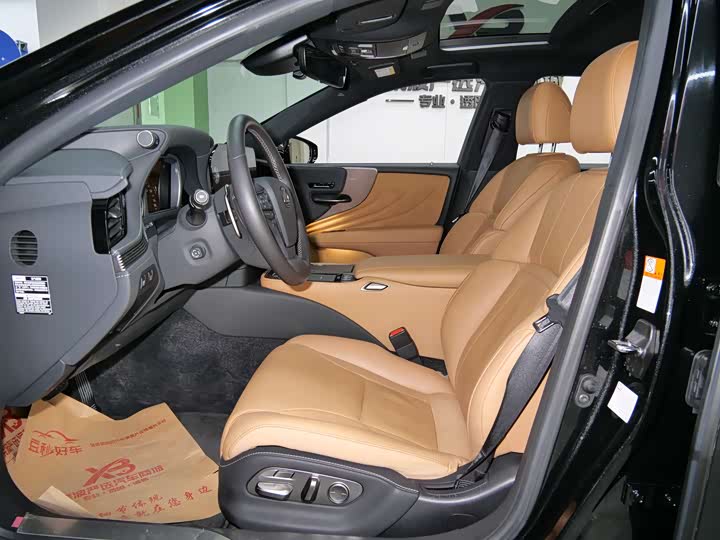 Фото 9 - Lexus LS