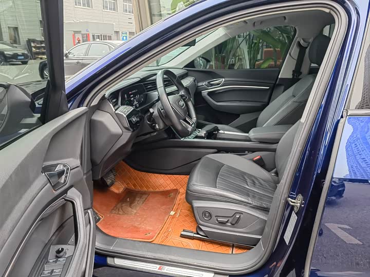 Фото 4 - Audi e-tron