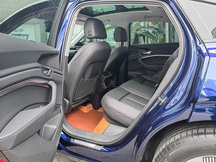 Фото 5 - Audi e-tron