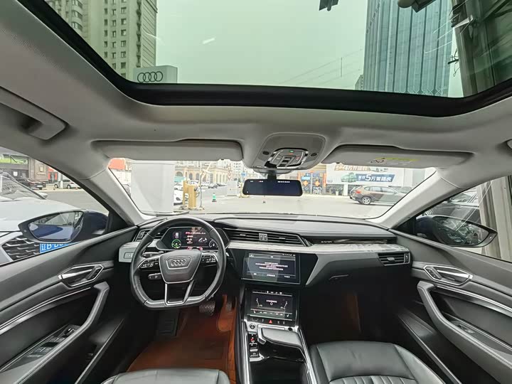 Фото 6 - Audi e-tron