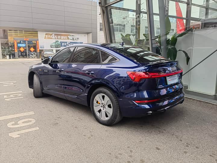 Фото 7 - Audi e-tron