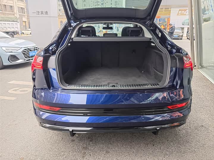 Фото 8 - Audi e-tron