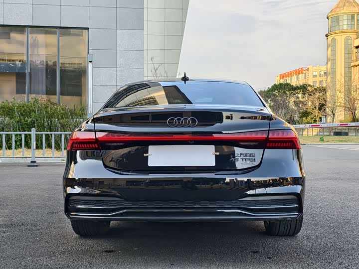 Фото 9 - Audi A7L