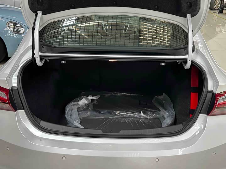 Photo 8 - Chevrolet Malibu XL