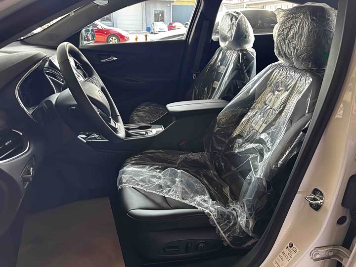 Photo 9 - Chevrolet Malibu XL