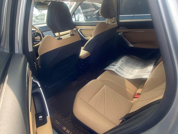 Фото 5 - Geely Atlas L