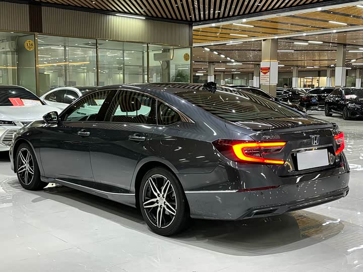 Фото 4 - Honda Accord