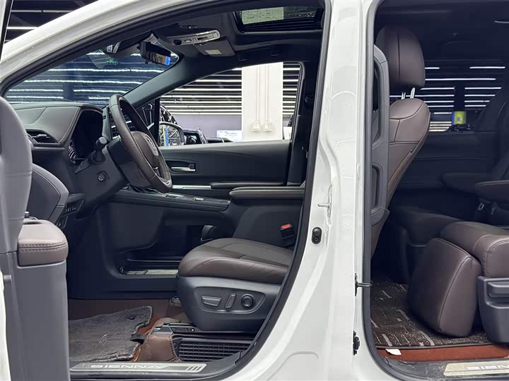 Photo 6 - Toyota Sienna