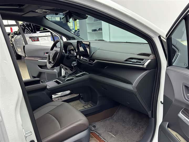 Photo 8 - Toyota Sienna