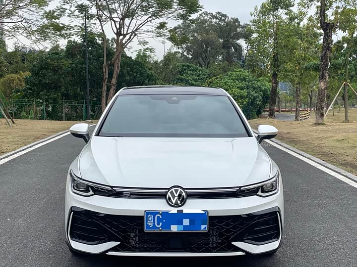 Photo 2 - Volkswagen Golf