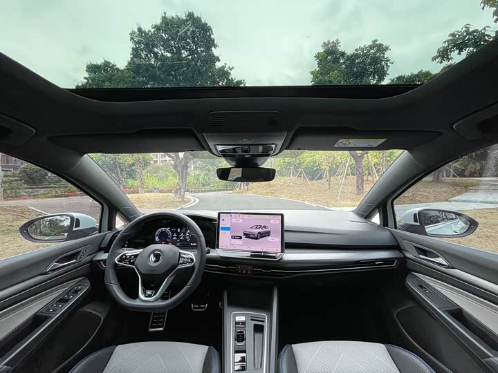 Photo 5 - Volkswagen Golf