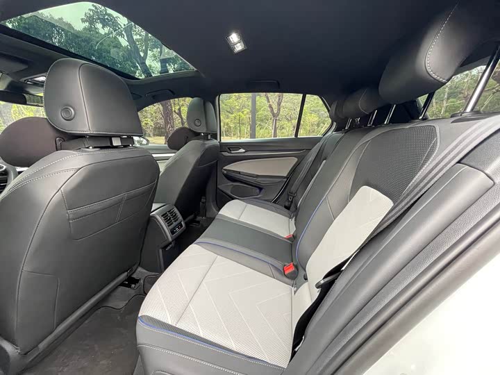 Photo 6 - Volkswagen Golf