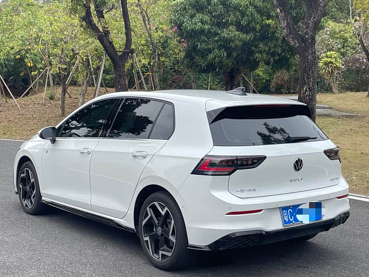 Photo 9 - Volkswagen Golf