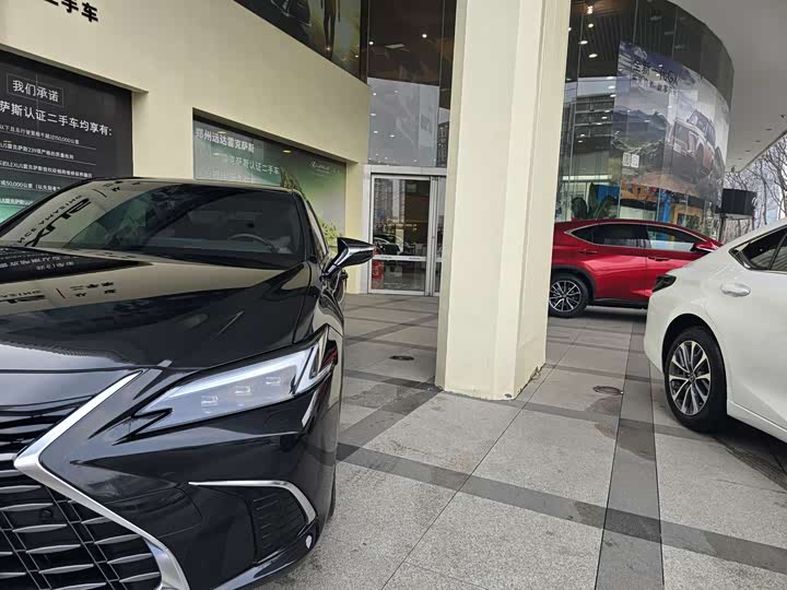 Фото 3 - Lexus ES