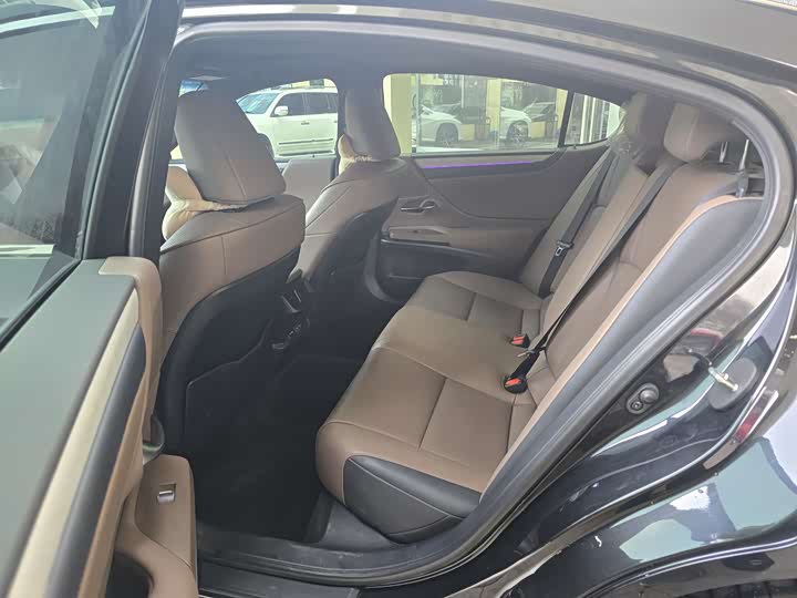 Фото 5 - Lexus ES