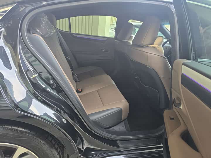 Фото 8 - Lexus ES