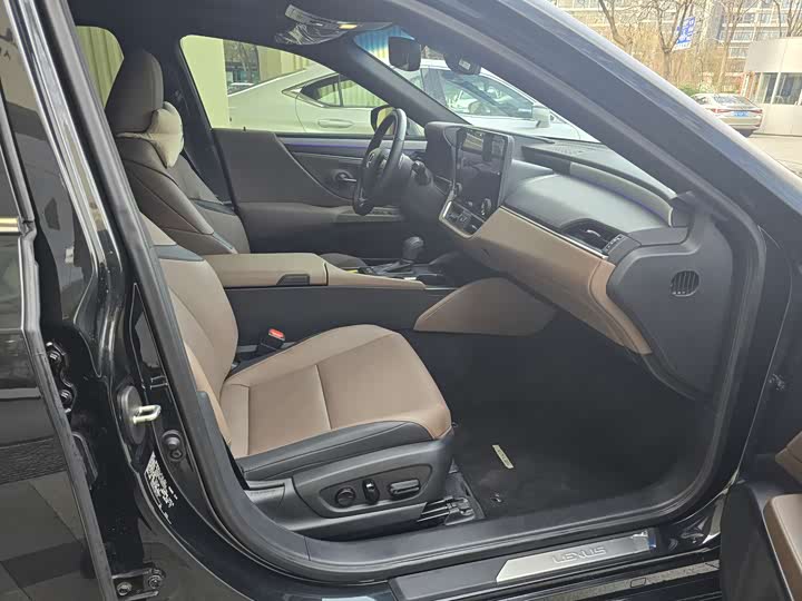 Фото 9 - Lexus ES