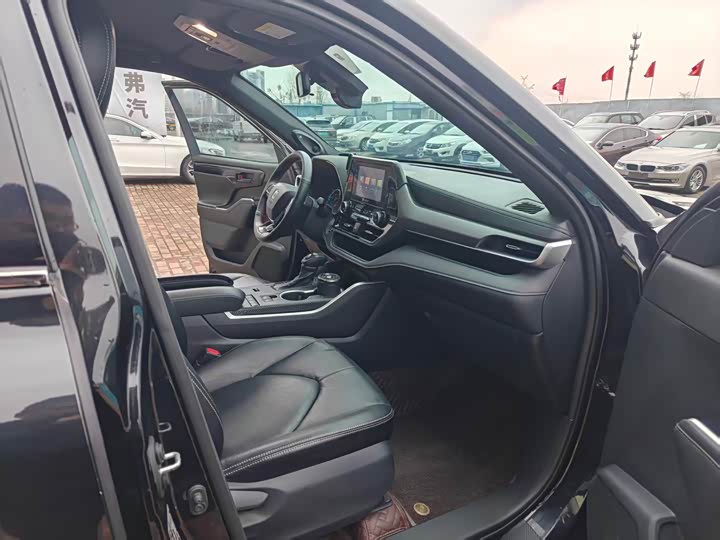 Фото 9 - Toyota Crown Kluger