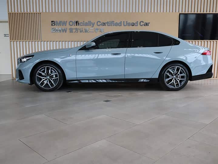 Photo 2 - BMW 5 Series