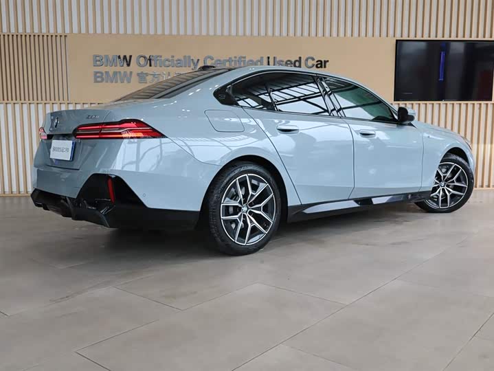 Photo 3 - BMW 5 Series