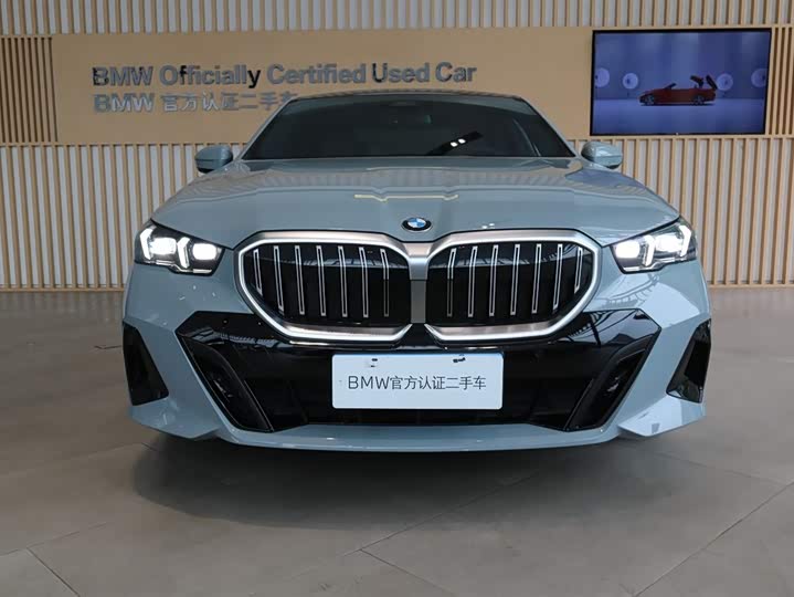 Photo 4 - BMW 5 Series