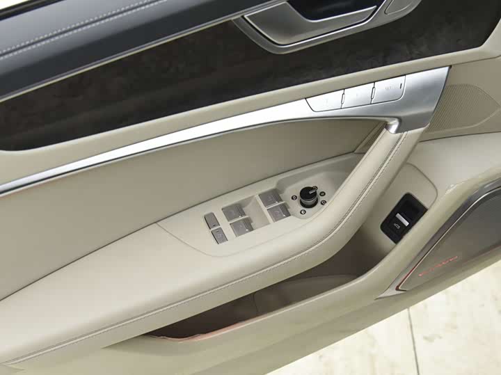 Фото 4 - Audi A6L