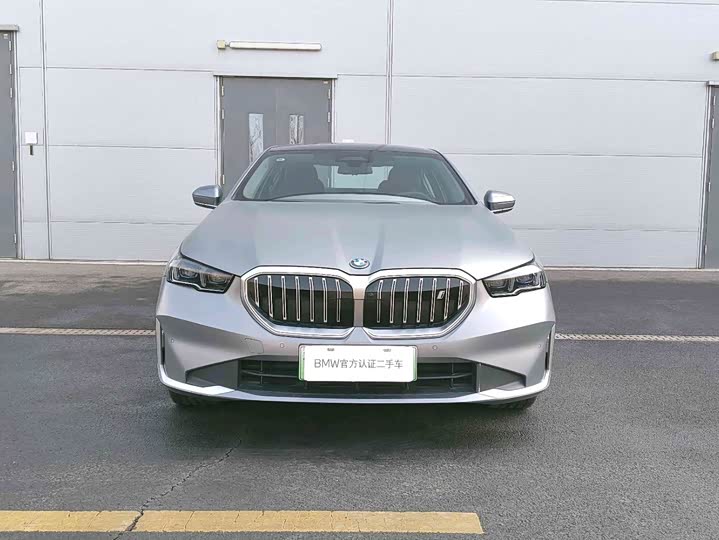 Фото 2 - BMW i5