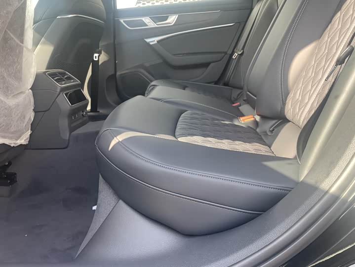 Фото 9 - Audi A6L