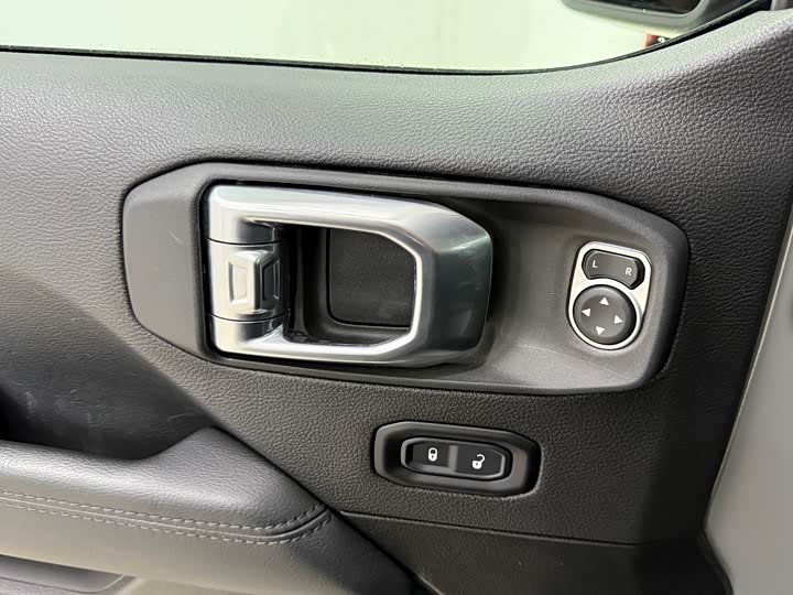 Photo 8 - Jeep Wrangler