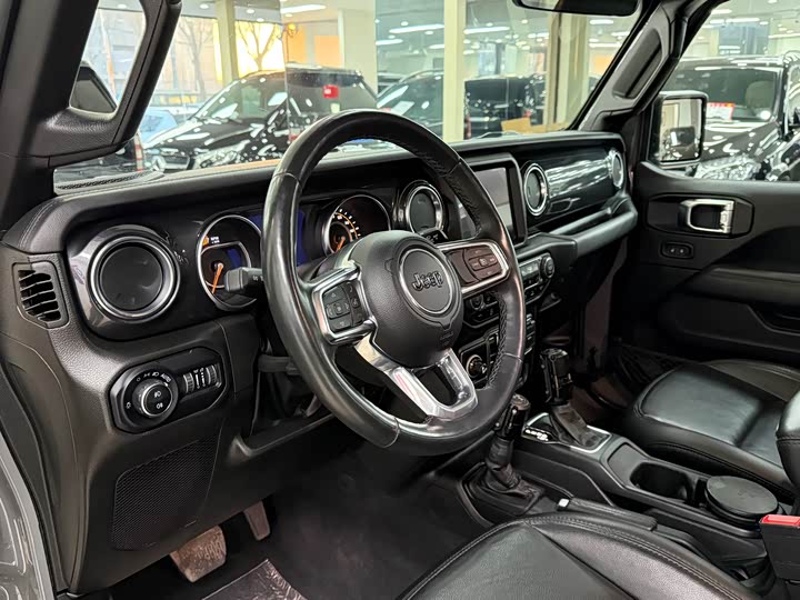 Photo 9 - Jeep Wrangler