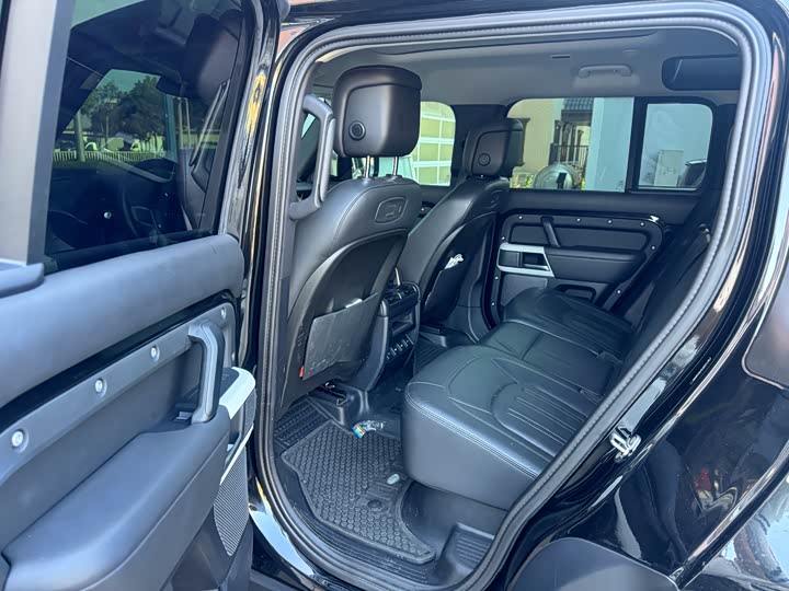 Photo 8 - Land Rover Defender