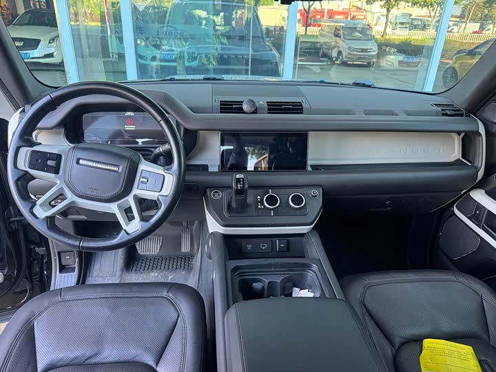 Photo 9 - Land Rover Defender