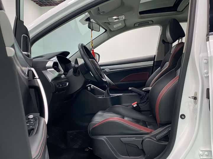 Фото 4 - Geely Coolray