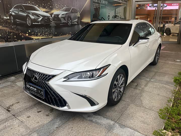 Фото 1 - Lexus ES