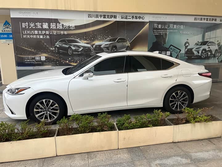 Фото 4 - Lexus ES