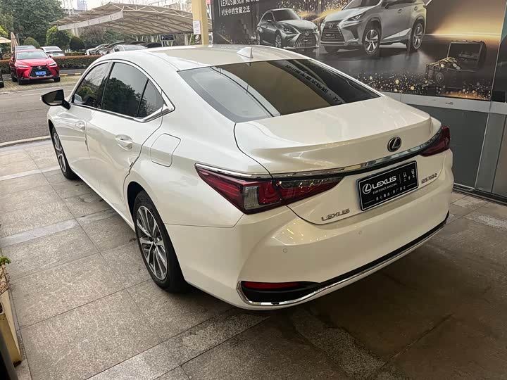Фото 5 - Lexus ES