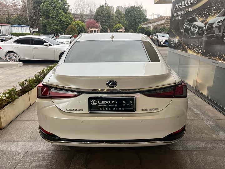 Фото 6 - Lexus ES