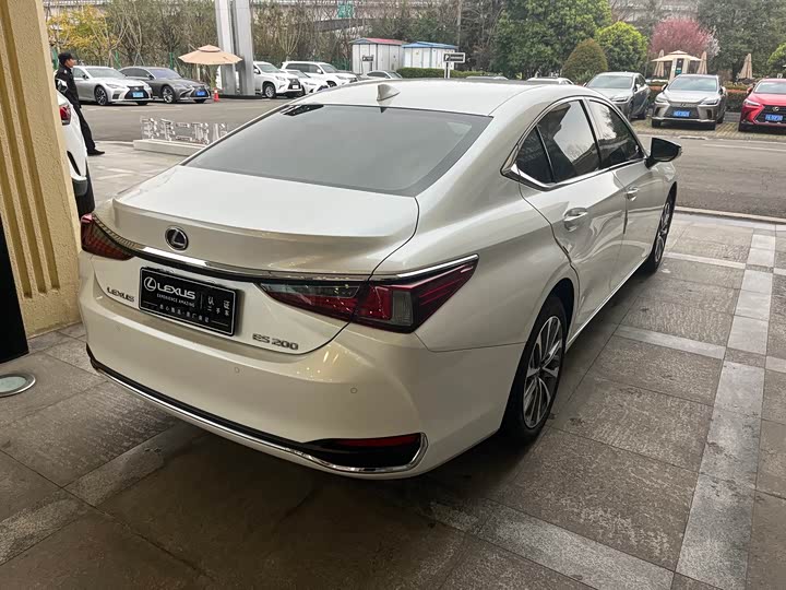 Фото 7 - Lexus ES