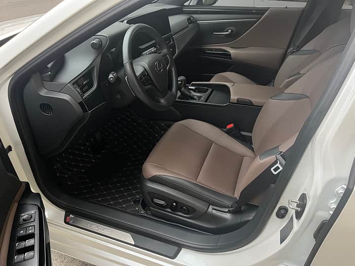 Фото 9 - Lexus ES