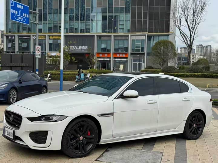 Фото 1 - Jaguar XE L